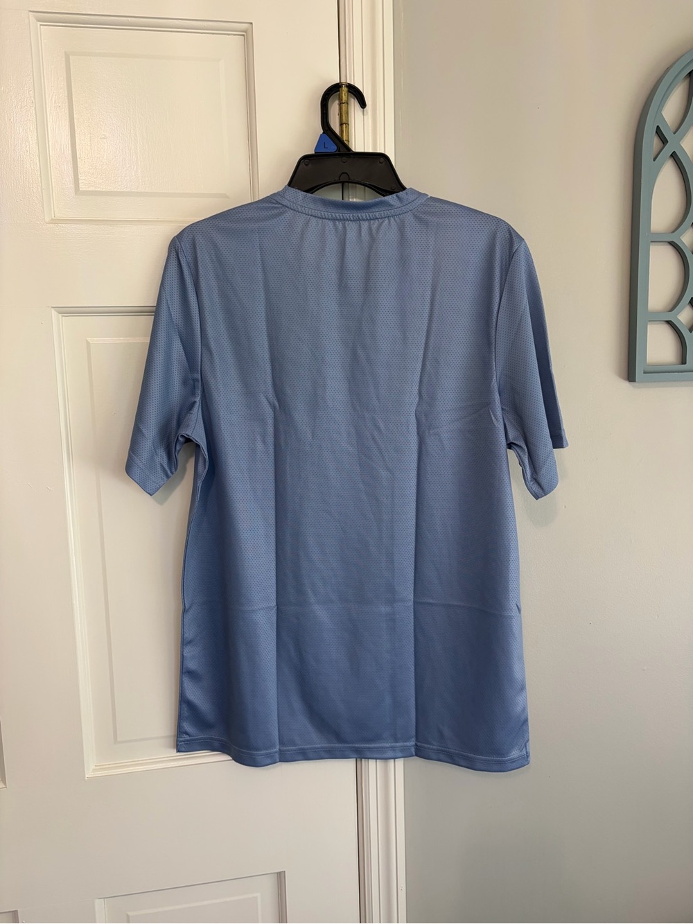 Sky Blue Short-Sleeve Men's Graphic Tee with Wolf Emblem - Picture 4 of 4